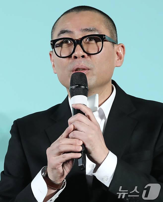 조선호 감독이 18일 서울 성동구 메가박스 성수에서 열린 영화 '청설' 제작보고회에서 인사말을 하고 있다. '청설'은 사랑을 향해 직진하는 ‘용준’(홍경 분)과 진심을 알아가는 ‘여름’(노윤서 분), 두 사람을 응원하는 동생 ‘가을’(김민주 분)의 청량하고 설레는 순간들을 담은 이야기다. 2024.10.18/뉴스1 ⓒ News1 권현진 기자