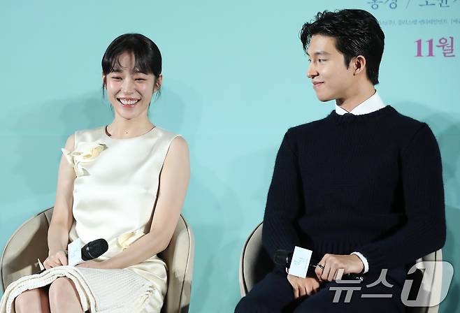 배우 노윤서와 홍경(오른쪽)이 18일 서울 성동구 메가박스 성수에서 열린 영화 '청설'(감독 조선호) 제작보고회에서 인사말을 하고 있다. '청설'은 사랑을 향해 직진하는 ‘용준’(홍경 분)과 진심을 알아가는 ‘여름’(노윤서 분), 두 사람을 응원하는 동생 ‘가을’(김민주 분)의 청량하고 설레는 순간들을 담은 이야기다. 2024.10.18/뉴스1 ⓒ News1 권현진 기자