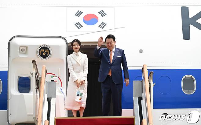 리투아니아·폴란드 순방에 나선 윤석열 대통령과 김건희 여사가 10일 오후 경기 성남시 서울공항을 통해 출국하며 공군 1호기에 올라 인사하고 있다. (대통령실 제공) 2023.7.10/뉴스1 ⓒ News1 오대일 기자