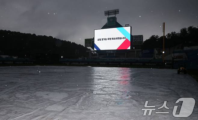 14일 오후 대구 삼성라이온즈파크 전광판에 프로야구 '2024 신한 SOL 뱅크 KBO 포스트시즌' 플레이오프 2차전 LG 트윈스와 삼성 라이온즈의 경기 우천 취소 안내문이 송출되고 있다. 2024.10.14/뉴스1 ⓒ News1 김진환 기자