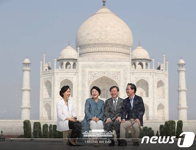 지난 2018년 11월 문재인 대통령의 부인 김정숙 여사가 인도 우타르프라데시주 아그라의 타지마할을 둘러보고 있다. (청와대 페이스북) /뉴스1