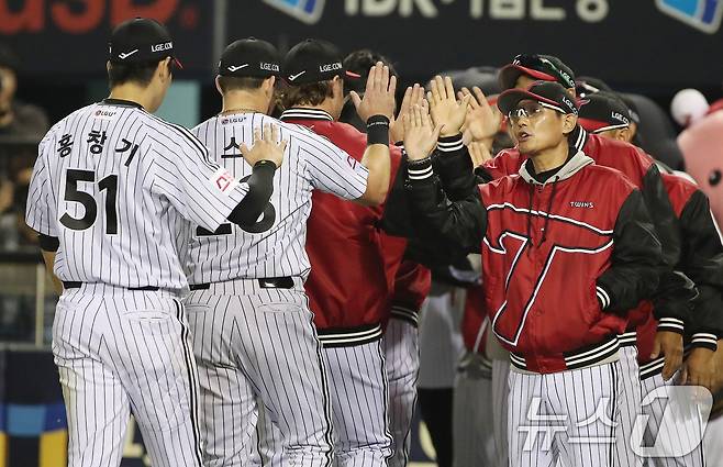 17일 오후 서울 송파구 잠실야구장에서 열린 프로야구 '2024 신한 SOL 뱅크 KBO 포스트시즌' 플레이오프 3차전 삼성 라이온즈와 LG 트윈스의 경기에서 LG 염경엽 감독이 선수들과 하이파이브를 나누고 있다. 이날 경기는 LG가 삼성을 상대로 1-0으로 승리했다. 2024.10.17/뉴스1 ⓒ News1 임세영 기자