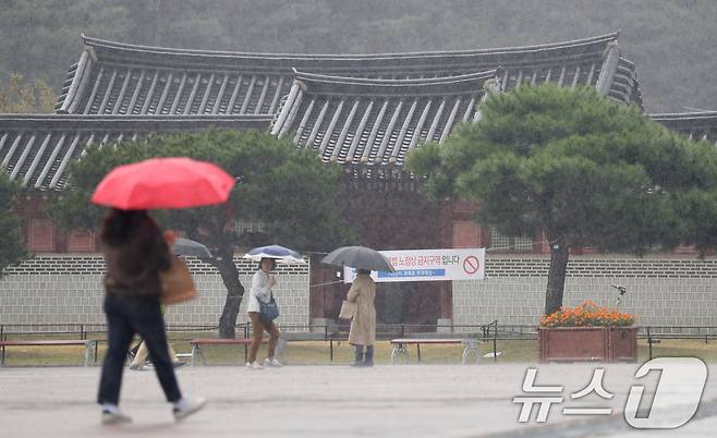 경기 수원시 팔달구 화성행궁 광장에서 시민들이 우산을 쓰고 걷고 있다. 2024.10.18/뉴스1 ⓒ News1 김영운 기자