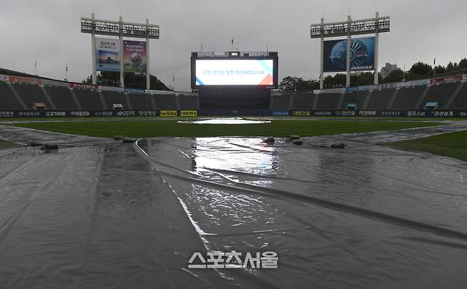 18일 잠실야구장에서 예정된 LG와 삼성의 2024 KBO 플레이오프 4차전이 우천으로 취소되었다. 경기는 19일 2시에 열린다. 잠실 | 최승섭기자 thunder@sportsseoul.com