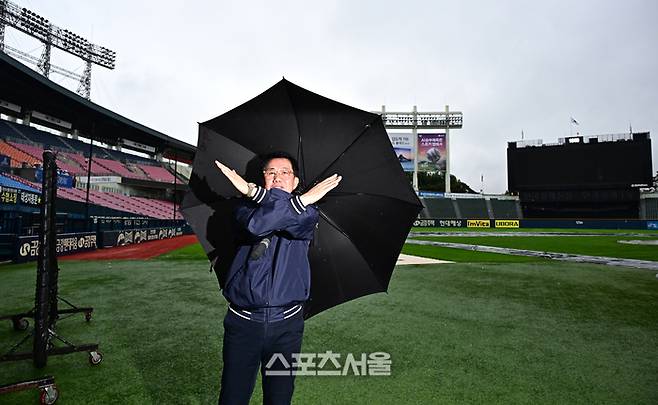 김시진 경기감독관이 18일 잠실야구장에서 예정된 LG와 삼성의 2024 KBO 플레이오프 4차전 우천취소를 알리고 있다.  2024. 10. 18. 잠실 | 최승섭기자 thunder@sportsseoul.com