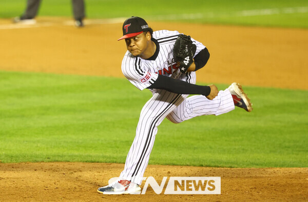 17일 서울 송파구 잠실야구장에서 열린 2024 KBO 포스트시즌 플레이오프 3차전 삼성 라이온즈와 LG 트윈스의 경기, 8회 초 LG 에르난데스가 역투하고 있다. 사진┃뉴시스