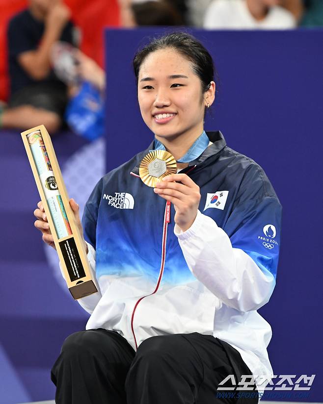 안세영이 5일(한국시각) 프랑스 파리 포르트드라샤펠 경기장에서 열린 파리올림픽 배드민턴 여자 단식 결승전에서 중국 허빙자오와 맞붙어 승리해 금메달을 땄다. 안세영이 시상대에서 금메달을 들어보이고 있다. 파리(프랑스)=정재근 기자 cjg@sportschosun.com/2024.8.5/