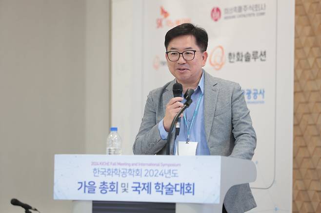 황경순 삼성전자 SAIT(옛 종합기술원) 부사장이 18일 부산 벡스코서 열린 한국화학공학회 추계학술대회에서 기조강연하고 있다./한국화학공학회
