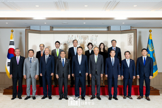 윤석열 대통령은 18일 '제31회 한일재계회의' 참석차 방한 중인 일본 경제단체연합회 도쿠라 마사카즈 회장을 비롯한 일본 경제인대표단을 접견했다. 대통령실 제공