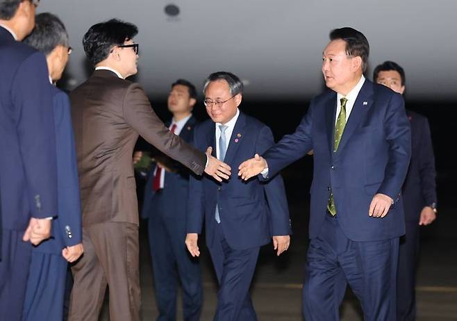 필리핀·싱가포르 국빈방문 및 한·아세안 정상회의 일정을 마친 윤석열 대통령이 11일 성남 서울공항에 도착해 환영나온 한동훈 국민의힘 대표와 인사를 나누고 있다. ⓒ뉴시스