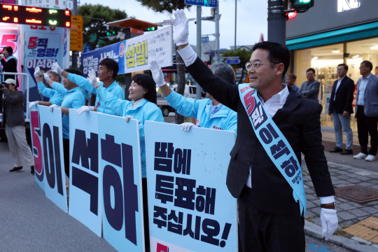 10·16 재보궐선거를 하루 앞둔 15일 전남 영광군 터미널사거리에서 이석하 진보당 영광군수 후보가 연설하고 있다.<연합뉴스>