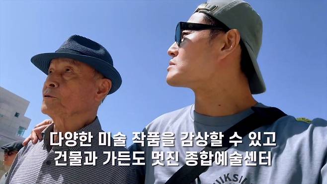 1 (7).jpg 고미술품을 감상하는 김종국의 시선