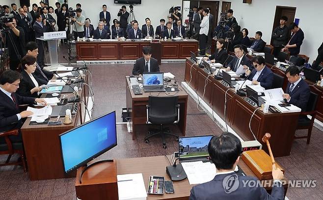 18일 부산 금정구 부산대학교에서 열린 국회 교육위원회의 경남도 교육청, 부산시 교육청, 울산시 교육청에 대한 국정감사에서 조정훈 감사반장이 의사봉을 두드려 개회를 알리고 있다. 연합뉴스