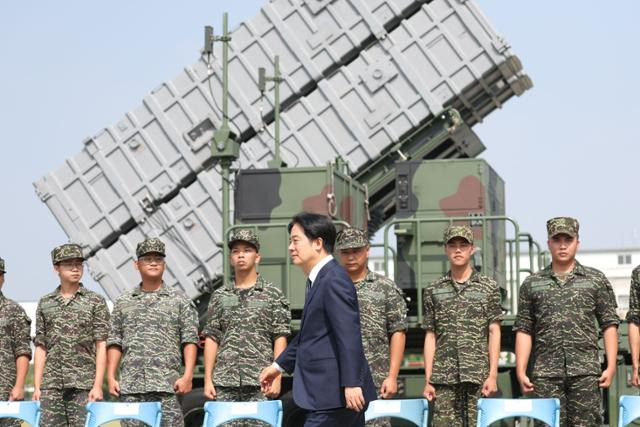 중국이 대만 포위 군사훈련을 실시해 양안(중국과 대만) 간 군사적 긴장이 고조된 가운데 18일 라이칭더 대만 총통이 대만 타오위안의 해군기지를 방문해 대만이 자체 개발한 슝펑-3 미사일 시스템 앞을 지나가고 있다. 타오위안=AFP 연합뉴스