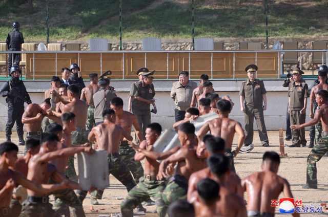 김정은 북한 국무위원장이 9월 11일 특수전 부대 훈련을 참관하고 있다. 평양=조선중앙통신 연합뉴스