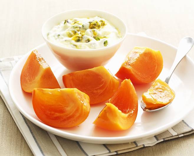 감은 요거트와 함께 먹으면 변비를 유발하는 타닌 성분을 중화시키면서, 영양소를 손실하지 않고 비타민C를 섭취할 수 있다./사진=클립아트코리아