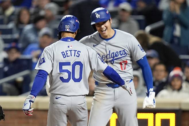 무키 베츠(앞)와 오타니 쇼헤이를 앞세운 LA 다저스가 NLCS 4차전에서 승리했다. AP=연합뉴스