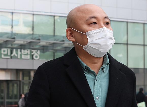 웹툰 작가 주호민씨가 지난 2월 1일 경기도 수원지방법원에서 아들을 정서적으로 학대한 혐의로 기소된 특수교사의 1심 선고 공판을 마치고 법원을 나서고 있다. [사진=뉴시스]