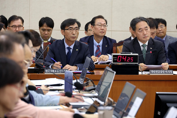 김태현 국민연금공단 이사장과 김현준(왼쪽) 한국사회보장정보원장이 18일 오전 서울 여의도 국회 보건복지위원회에서 열린 국민연금공단, 한국사회보장정보원에 대한 국정감사에서 의원들의 질의를 듣고 있다. [사진=뉴시스]