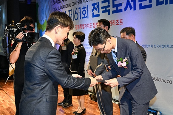 구미신평중학교가 ‘제 61회 전국도서관대회’에서 교육부장관상을 수상하고 있다. [사진=경뷱교육청]