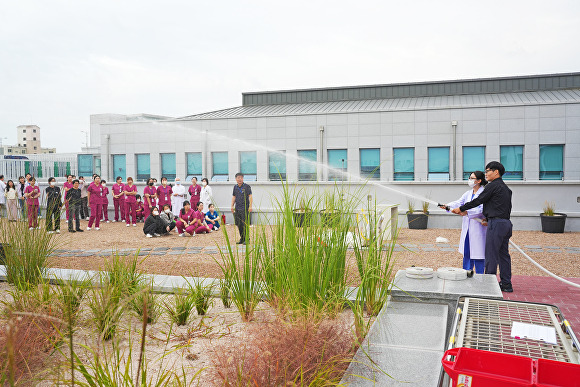 포항성모병원이 전직원을 대상으로 소방교육을 실시하고 있다. [사진=포항성모병원]