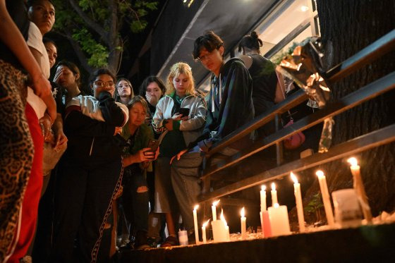 페인의 팬들이 16일(현지시간) 그가 사망한 호텔 앞에서 추모의 촛불을 밝히고 있다. AFP=연합뉴스