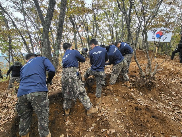 ▲ 인제 노전평 전투 유해발굴 현장에서 장병들이 발굴작업을 진행하고 있다.