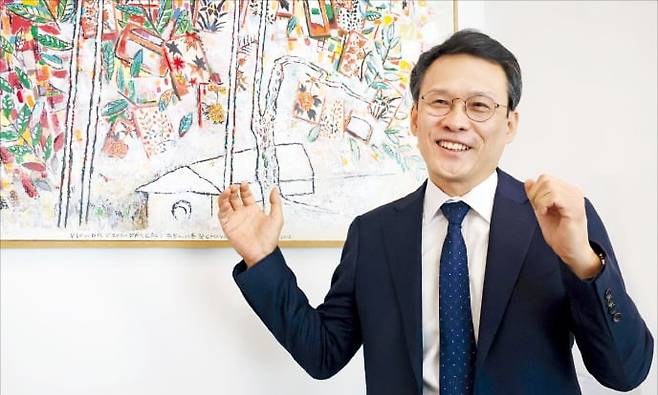 구본진 더킴로펌 대표변호사가 지난 16일 서울 삼성동 더킴로펌 본사에 소장된 조영남 화가의 화투 그림 앞에서 미술법 플랫폼 아르떼렉스에 관해 설명하고 있다.  /이솔 기자