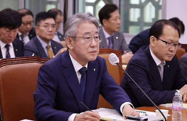 18일 오전 열린 국회 농림축산식품해양수산위원회의 국정감사에서 강호동 농업협동조합중앙회 회장이 의원 질의에 답변하고 있는 모습. 사진=연합뉴스