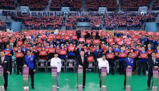 President Yoon Suk-yeol attends an event held by the Council for the Better Tomorrow Movement at Gangneung Ice Arena on October 17. Yonhap News