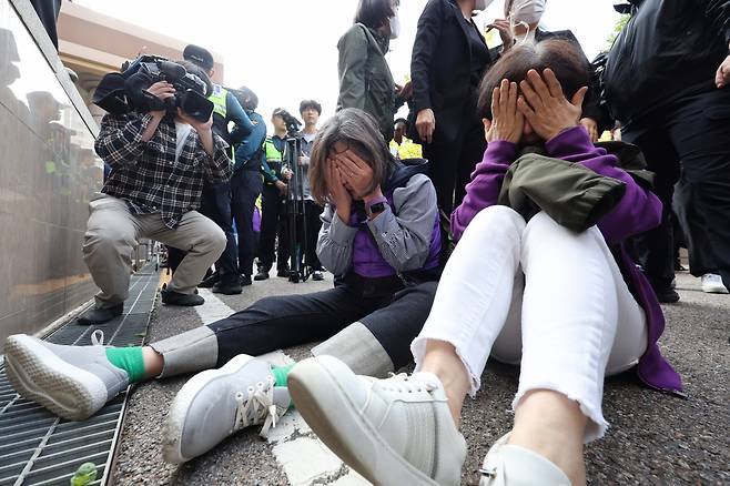 Bereaved family members of the Itaewon crowd crush disaster cry out in despair in front of the Seoul Western District Court in western Seoul on Thursday, after former Seoul Metropolitan Police Chief Kim Kwang-ho and two other officers, who were found not guilty, left the court building following the hearing. (Yonhap)