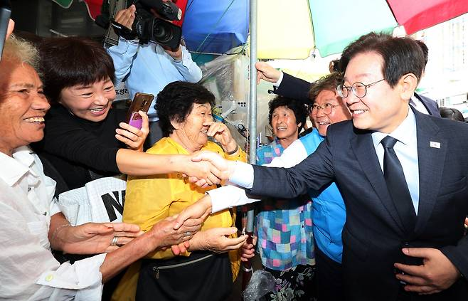 지난달 23일 낮 전남 영광군 영광터미널시장에서 이재명 더불어민주당 대표가 군민들과 인사를 나누고 있다. 사진=연합뉴스