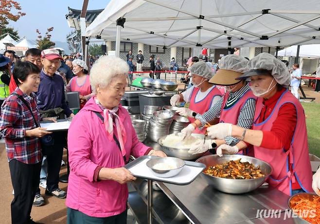 '쌀'을 주제로 한 전국 유일 축제이천에 전통 농경문화와 현재 이천 농촌문화가 어우러진 축제를 즐길 수 있다. 16일부터 20일까지 5일간 이천시농업테마공원에서 열리는 제 23회 이천쌀문화축제이다. 이 축제는 전국에서 최고의 맛과 품질을 자랑하는 '이천쌀'을 중심에 두고 여는 종합 문화관광축제이다.&nbsp;