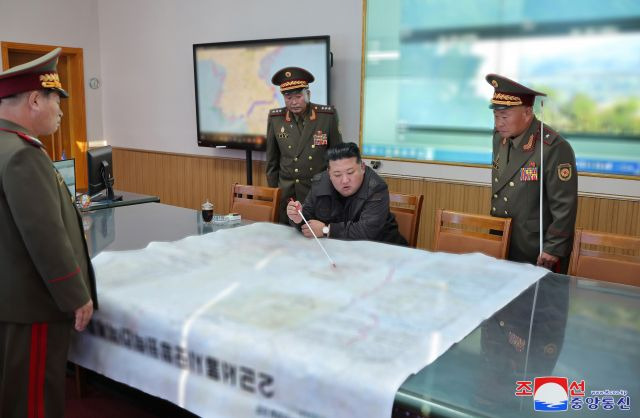 김정은 북한 국무위원장이 지난 17일 인민군 제2군단 지휘부를 방문했다고 조선중앙통신이 18일 보도했다. 연합뉴스