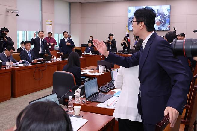 18일 오전 국회 법제사법위원회의 서울고검, 수원고검, 서울중앙지검 등에 대한 국정감사에서 주진우 국민의힘 의원과 김용민 더불어민주당 의원 등 여야 의원들이 고성을 주고받으며 다투고 있다.  [사진 출처 = 연합뉴스]