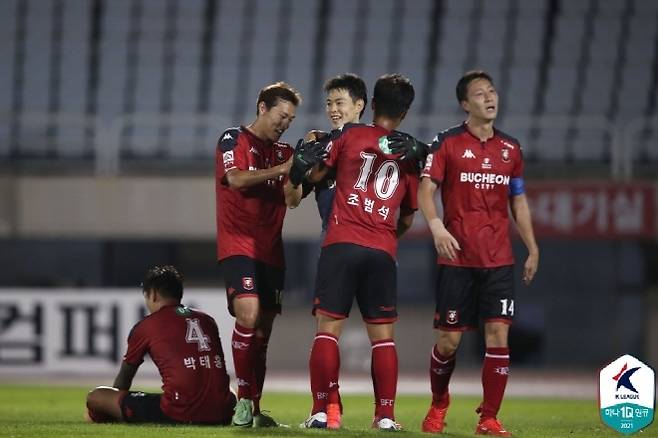 2021년 8월 8일 부천 선수들이 골키퍼 데뷔전을 성공적으로 마친 한지호에게 축하 인사를 건네고 있다. 사진=한국프로축구연맹