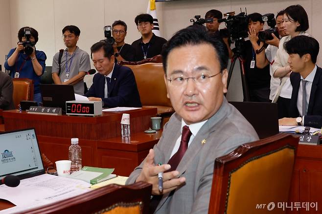 (서울=뉴스1) 안은나 기자 = 정청래 국회 법제사법위원회 위원장이 11일 오전 서울 여의도 국회에서 열린 법사위 제418회국회(정기회) 제5차 전체회의에서 유상범 간사 등 국민의힘 의원들이 채해병 특검법과 김건희 여사 특검법에 동의할 수 없다며 안건조정위원회 구성 요구서를 제출함을 알리고 있다. 2024.9.11/뉴스1 Copyright (C) 뉴스1. All rights reserved. 무단 전재 및 재배포, AI학습 이용 금지. /사진=(서울=뉴스1) 안은나 기자