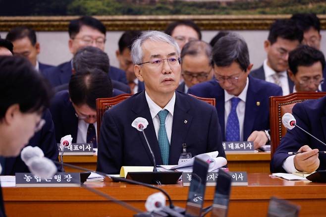 이석준 NH농협금융지주 회장이 18일 오전 서울 여의도 국회 농림축산식품해양수산위원회에서 열린 농업협동조합중앙회·농협경제지주·농협금융지주 국정감사에 출석하고 있다./사진=뉴스1