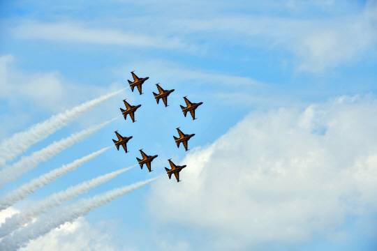 블랙이글스가 지난 2월 24일 싱가포르 창이전시센터에서 열린 ‘싱가포르 에어쇼 2024’ 퍼블릭데이 첫날을 맞아 관람객들 앞에서 다이아몬드(Diamond) 기동을 선보이고 있다. 공군 제공