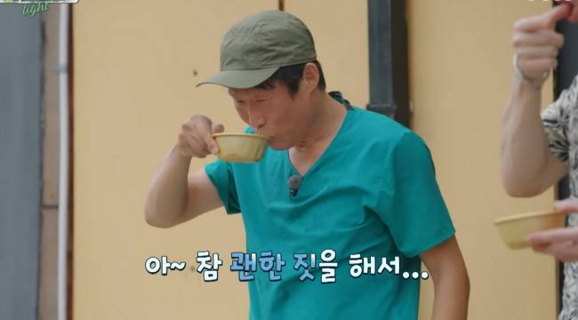 tvN 예능 ‘삼시세끼’의 유해진이 막걸리를 마시고 있다.