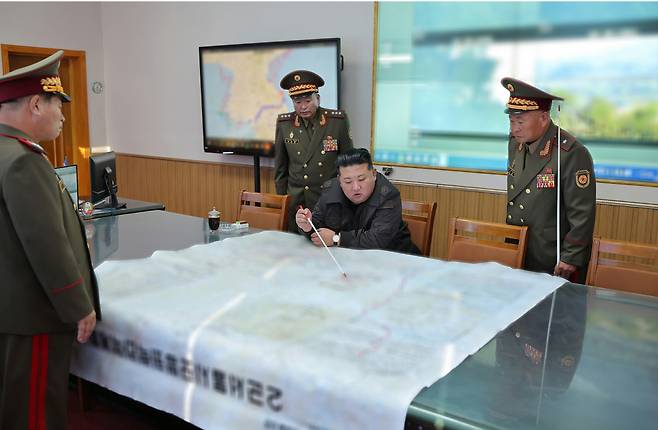 김정은 북한 국무위원장이 17일 대한민국을 동족이 아닌 타국이자 적국이라며 주권 침해 시 거침없이 물리력을 사용할 것이라고 위협했다고 노동당 기관지 노동신문이 18일 보도했다. 김 위원장이 제2군단 지휘부 지휘소를 방문해 ‘서울’이라고 적힌 대형 지도를 들여다보고 있다. [평양 노동신문=뉴스1]