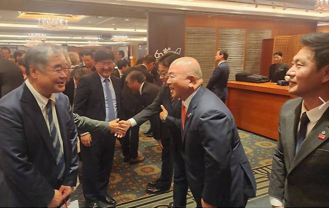 한일 양국 항공 관광 문화 분야 리더들이 JAL 한국 취항 60주년 기념식에서 우정어린 인사를 나누고 있다.[연합]