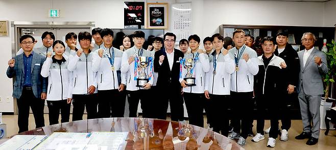 김동일 보령시장과 전국체전 시선수단. 앞줄 오른쪽에서 두번째가 김동회 선수 *재판매 및 DB 금지