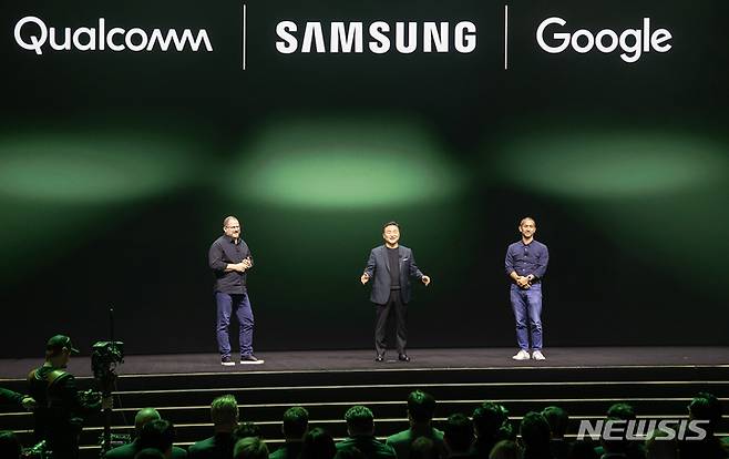 [샌프란시스코=뉴시스]크리스티아노 아몬 퀄컴 CEO(왼쪽)과 노태문 삼성전자 MX사업부장(가운데), 히로시 록하이머 구글 수석부사장이 지난 2023년 2월2일 미국 샌프란시스코 머소닉 오디토리움에서 열린 '갤럭시 언팩 2023'에서 3사 협업을 발표하고 있다. (사진=삼성전자 제공)