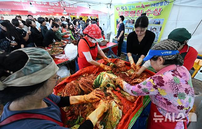 [광주=뉴시스] 김혜인 기자 =  '우주최광(光) 김치파티'를 주제로 31회 광주김치축제가 열린 18일 오후 광주 서구 광주시청 앞 광장에서 시민들이 김치 부스를 방문하고 있다. 2024.10.18. hyein0342@newsis.com