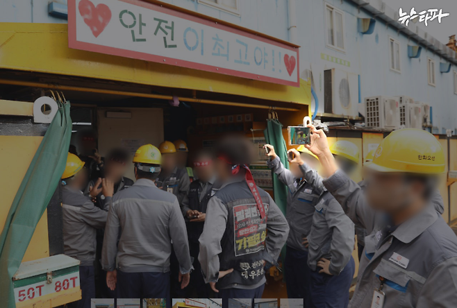 지난 9월 24일, 한화오션 노사협력팀 직원들이 생산직 직원 탈의실 앞에서 파업에 참여하려는 조합원들을 휴대폰으로 촬영하고 있다.