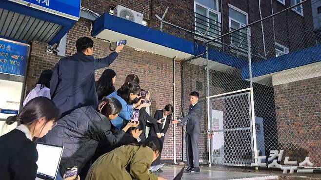 서울 용산경찰서는 18일 도로교통법 위반(음주운전) 혐의를 받는 문씨를 불러 조사를 진행했다. 이날 오후 1시 40분쯤 경찰에 출석한 문씨는 약 4시간 15분 후인 오후 5시 55분쯤 조사를 마치고 나와, 취재진 앞에서 고개를 숙이며 "죄송하다"고 말했다. 박희영 기자