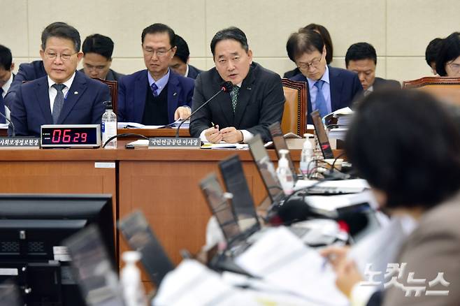 18일 국회 보건복지위원회의 국정감사에서 의원 질의에 답변하고 있는 김태현 국민연금공단 이사장. 윤창원 기자