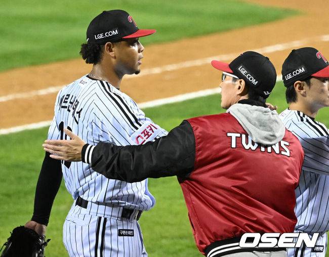 [OSEN=잠실, 이대선 기자] 프로야구 LG 트윈스가 삼성 라이온즈에 반격했다. 2연패 후 1승을 거뒀다.&nbsp;LG는&nbsp;17일 서울 잠실구장에서 열린 2024&nbsp;KBO리그 포스트시즌 플레이오프(5전 3선승제) 3차전에서&nbsp;삼성에 1-0으로 승리했다.&nbsp;2연패로 탈락 위기에 몰렸던 LG는 3차전을 승리하며 반격했다.경기 종료 후 LG 에르난데스가 염경엽 감독과 승리의 기쁨을 나누고 있다. 2024.10.17 / sunday@osen.co.kr