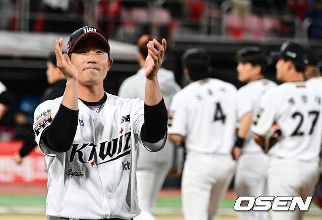 [OSEN=수원, 지형준 기자] 멜 로하스 주니어가&nbsp;8회 SSG 랜더스의 자존심 김광현을 상대로 마법 같은 3점홈런을 날리며 팀의 5년 연속 가을야구 진출을 이끌었다.&nbsp;프로야구 KT 위즈는 1일 수원KT위즈파크에서 열린 2024 신한 SOL뱅크 KBO리그 SSG 랜더스와의 5위 결정전에서 4-3 역전승을 거뒀다.&nbsp;KT는 KBO리그 최초로 열린 5위 결정전을 승리로 장식하며 극적으로 포스트시즌행 티켓을 거머쥐었다. 지난 2020년부터 5년 연속 가을야구 진출에 성공했다. 반면 SSG는 정규시즌 막판 무서운 뒷심으로 타이브레이커를 성사시켰지만, 회심의 김광현 불펜 카드가 실패로 돌아가며 시즌을 이대로 마쳤다.KT 박경수가 팬들에게 인사를 하고 있다. 2024.10.01 / jpnews@osen.co.kr